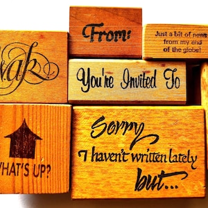 Lot von (7) Vintage Correspondence Lettering Holzblock Gummistempel