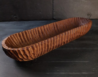 Handgeschnitztes Sapele Gefäß: Die Geriffelte Form | Skulpturale Wabi Sabi Kunst