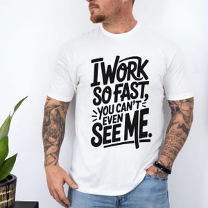 おもしろい仕事用Tシャツ、皮肉たっぷりのオフィスシャツ、仕事が速いTシャツ、怠け者の同僚へのプレゼント、男性用ユーモアグラフィックTシャツ、在宅勤務シャツ