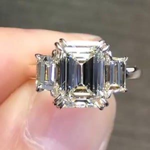 3.00 CT Ausgezeichneter Moissanit im Smaragdschliff Triologie Ehering, 14k solides Gelbgold Smaragdschliff Moissanite drei Stein-Verlobungsring.