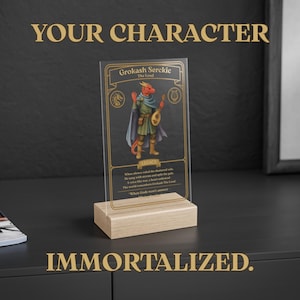 Puede incluir: Una pantalla acrílica transparente con una tarjeta de personaje de fantasía con el texto "Grokash Serekie The Lord". La tarjeta está colocada en una base de madera. Las palabras "YOUR CHARACTER" e "IMMORTALIZED" están en letras doradas.