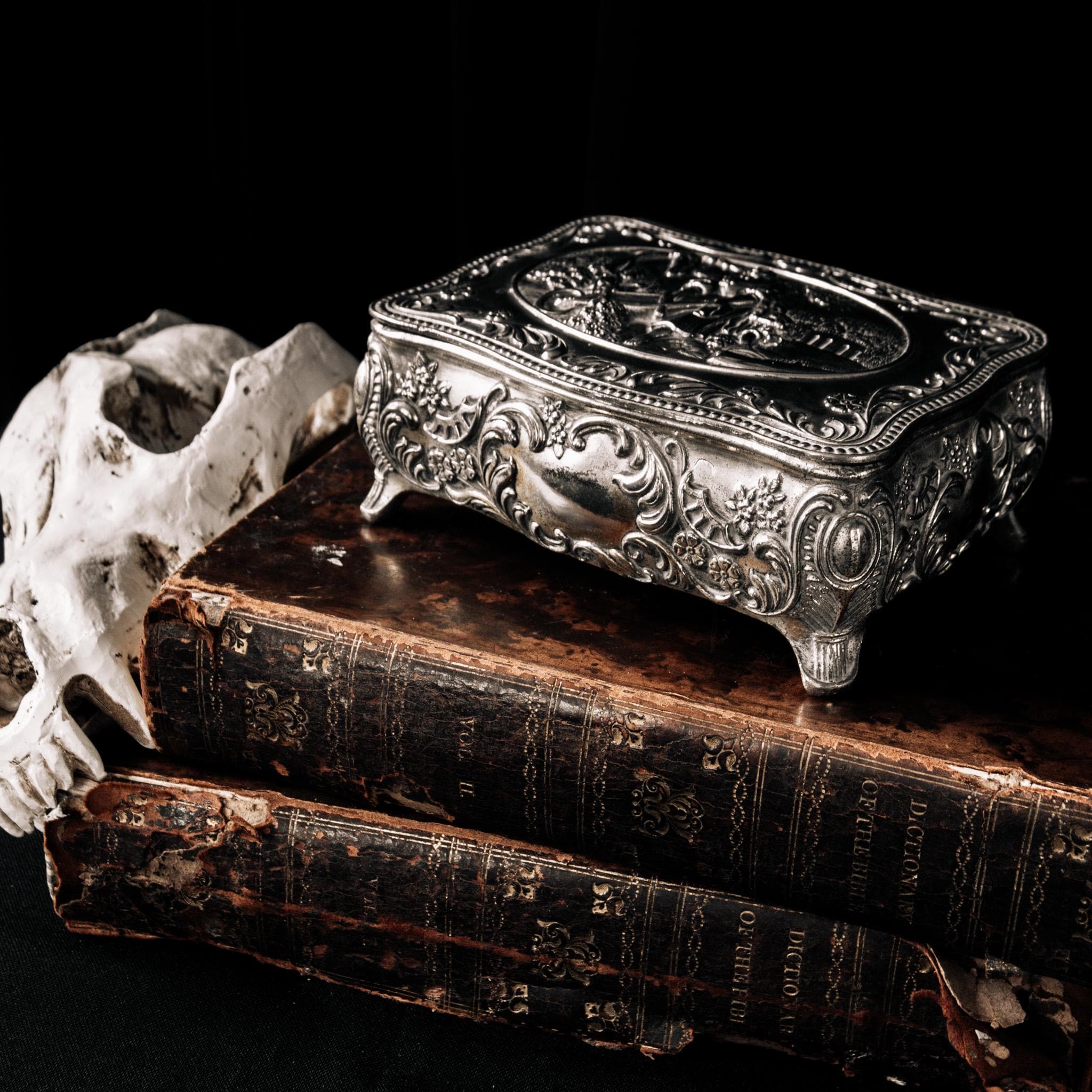 アンティーク純銀ジュエリーボックス 手彫り装飾 ヴィンテージ 317g Vintage Silver Plated Footed Jewelry Box Japan Embossed Silver