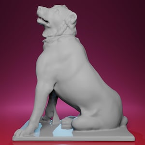 Puede incluir: Estatua de perro gris en posición sentada, mirando hacia arriba con la boca ligeramente abierta. La escultura tiene detalles de pelaje y definición muscular. Se asienta sobre una base rectangular con una superficie reflectante azul claro, sobre un fondo rosa oscuro.