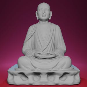 Peut inclure: Statue grise d'une figure assise en méditation. La figure est chauve et porte des robes drapées, les mains posées sur les genoux. La statue repose sur une base sculptée détaillée, sur fond magenta.