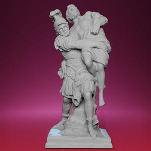 Puede incluir: Escultura gris que representa una escena clásica de una figura que lleva a otra. La figura de la izquierda está vestida con armadura y casco, mientras que la otra está envuelta en tela. La escultura está sobre un fondo rosa oscuro.