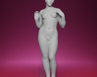 Op de afbeelding: Een volledig grijze standbeeld van een vrouw met haar armen omhoog. Het beeld staat op een kleine, vierkante basis. De achtergrond is een verloop van roze en donkerrood.