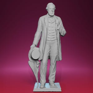 Può includere: Statua grigia di un uomo in un lungo cappotto, gilet e pantaloni, con un cappello e un ombrello. La statua ha la barba e si trova su una base rettangolare. Lo sfondo è una sfumatura di rosa e bordeaux.