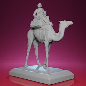 Könnte beinhalten: Graue Skulptur eines Kamels mit zwei Figuren. Die Figuren tragen historische Kleidung, und das Kamel ist gesattelt. Die Skulptur steht auf einem rechteckigen Sockel, was auf ein historisches Thema hindeutet.