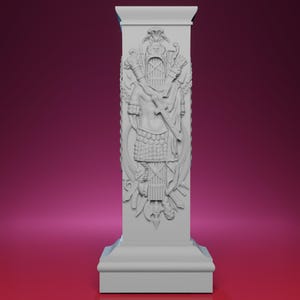Puede incluir: Una columna blanca y ornamentada con detalladas tallas en relieve. Las tallas representan una figura con armadura sosteniendo una espada, rodeada de elementos decorativos. La columna tiene una base cuadrada y un capitel detallado, adecuada para fines decorativos.