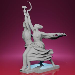 Op de afbeelding: Een grijze sculptuur die een man en een vrouw afbeeldt die een hamer en een sikkel omhoog houden. De vrouw is in beweging, met vloeiende stof. De sculptuur staat op een rechthoekige basis, tegen een donkerroze achtergrond.