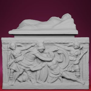Può includere: Scultura bianca e rettangolare con un rilievo dettagliato di figure in abiti classici impegnate in una lotta. Sopra, una figura reclinata riposa su una piattaforma rialzata. Sfondo rosso scuro.