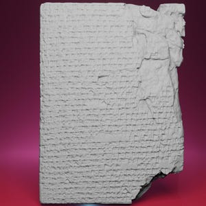 Puede incluir: Una tableta de piedra rectangular y desgastada con una inscripción antigua. La piedra blanquecina tiene una superficie rugosa y texturizada con marcas de cincel visibles. El lado derecho de la tableta está roto, revelando un borde dentado. El fondo es un degradado de rosa y morado.