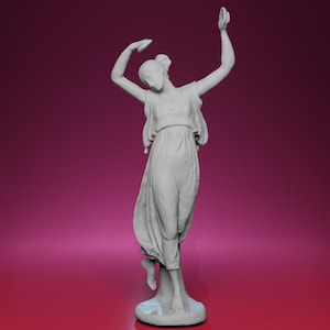 Può includere: Una scultura grigia di una donna in un abito fluente, con le braccia alzate, che tiene in mano un disco. La figura è in piedi su una base rotonda. Lo sfondo è un gradiente di rosa e marrone.