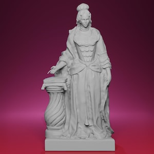 Può includere: Statua grigia di una donna in abito storico, in piedi accanto a un piedistallo decorativo. La statua presenta lineamenti dettagliati ed è ambientata su uno sfondo rosa scuro. La donna indica il piedistallo.