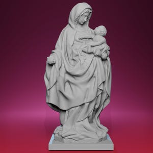 Puede incluir: Una escultura gris de una figura vestida con una túnica que sostiene a un niño. La figura lleva una capucha y el niño está en los brazos de la figura. La escultura está sobre una base rectangular y un fondo degradado.