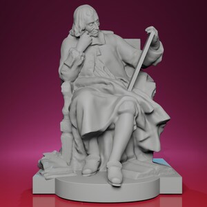 Puede incluir: Estatua gris de un hombre sentado con ropa de época, sosteniendo un objeto largo y delgado. La figura está sentada en una silla, con una mano en la barbilla. La estatua está sobre una base redonda.