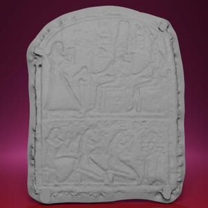 Puede incluir: Una tableta de piedra rectangular gris con jeroglíficos y figuras talladas. La sección superior representa figuras sentadas, mientras que la sección inferior muestra figuras arrodilladas. La tableta tiene una parte superior ligeramente redondeada.