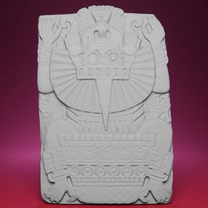Puede incluir: Escultura en relieve rectangular blanquecina que representa una figura estilizada con los brazos levantados y un tocado ornamentado. El tallado incluye patrones detallados y un diseño central alargado, posiblemente una figura histórica o religiosa.