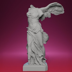 Puede incluir: Una escultura gris de la Victoria de Samotracia, una escultura helenística de la diosa griega Niké. La estatua no tiene cabeza ni brazos, con alas detalladas y ropa drapeada. La escultura se alza sobre una base rectangular sobre un fondo burdeos.