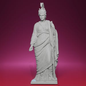Puede incluir: Una estatua detallada, de color gris claro, de una figura clásica, posiblemente Atenea, se alza sobre una base rectangular. La figura lleva un casco y prendas drapeadas, sosteniendo un bastón. El fondo es un degradado de rosa y rojo.