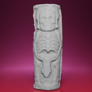 Può includere: Scultura bianca scolpita di una figura scheletrica. La figura ha un volto a forma di teschio, una gabbia toracica e un perizoma stilizzato. La scultura è rettangolare e ha un aspetto invecchiato.