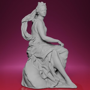 Puede incluir: Una escultura gris de una mujer sentada con vestimenta clásica. Lleva un vestido drapeado y un tocado, con tela fluida detrás. La estatua está sobre un fondo degradado.