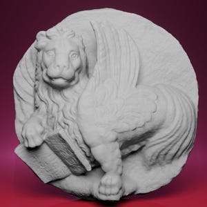 Pode incluir: Escultura branca de um leão alado segurando um livro. O leão tem uma juba detalhada e está posicionado em uma base circular. A escultura é uma obra de arte tridimensional detalhada.