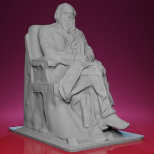 Può includere: Una scultura grigia di un uomo seduto con una lunga barba, che indossa un abito e seduto su una sedia. La scultura è su una base rettangolare, con uno sfondo rosa scuro.