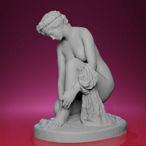 Könnte beinhalten: Eine graue Skulptur einer sitzenden Frau, den Kopf gesenkt. Sie ist mit Stoff drapiert und ruht auf einem runden Sockel. Die Skulptur steht vor einem dunkelrosa Hintergrund.