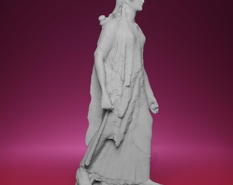Op de afbeelding: Een witte sculptuur van een vrouw in een vloeiende jurk, in profiel. Het beeld heeft gedetailleerde gelaatstrekken en gedrapeerde stof. De sculptuur staat op een rechthoekige basis, tegen een roze gradiënt.