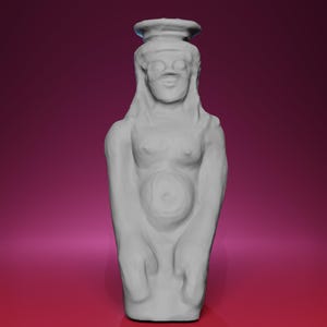 Può includere: Scultura grigia stilizzata di una figura femminile con lunghi capelli e ventre arrotondato. La figura ha un corpo cilindrico e una parte superiore svasata, simile a un vaso. Sfondo rosa sfumato.