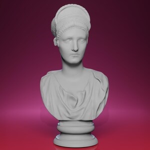 Op de afbeelding: Een witte buste van een vrouw met een serene uitdrukking, gekleed in een gedrapeerd gewaad en een gedetailleerde hoofdbedekking. De sculptuur is gemonteerd op een voetstuk, tegen een roze gradiënt achtergrond.