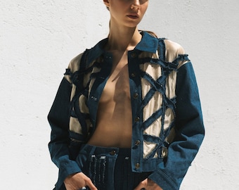 Künstlerische Jeansjacke mit Raw-Edge Detaillierung, Blau und Beige Jacke mit geradem Kragen