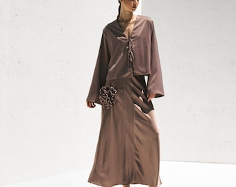 Rock und Bluse aus Kunstseide, Bluse mit weiten Ärmeln und Krawatten, Maxirock mit Statement-Seidenblume, Set in Muted Taupe Brown