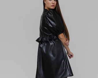Öko-Leder Midi-Kleid mit Schößchen und halben Ärmeln, schwarzes Kunstleder-Kleid mit gekräuselter Knopfleiste, individuelle Passform, Maßanfertigung