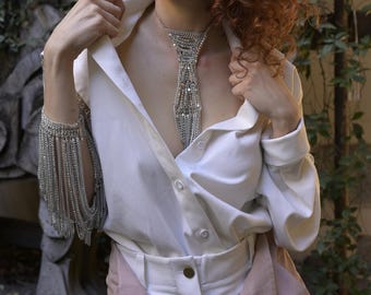 Conjunto de dos piezas de algodón con blusa de manga larga y pantalón rosa de cintura alta: camisa blanca con espalda abierta y pantalón recto vanguardista.