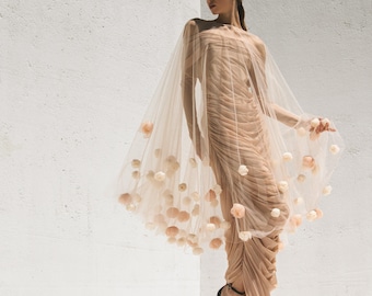 Drapiertes Mesh Kleid mit Tüll Umhang & Organza Blumen, elegantes Hochzeitsgast Kleid, feminines formelles Kleid, schulterfreies Kleid, maßgeschneidert
