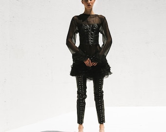 Öko-Leder-Korsett & Oberschenkel-Hohe Gaiter Co-Ord Set, Chiffon-Ärmel-Top, schwarze Gaiter, Gothic Matching Set