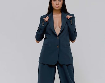 Damenanzug in tiefem Teal, Co-Ord-Set: Blazer mit tiefem V-Ausschnitt und Ellbogenausschnitten, locker sitzende formelle Hose mit hoher Taille und Taschen, individuelle Passform