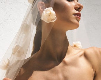 Brautschleier Tüll mit Creme Organza Blumen, Langer Brautschleier, Romantische Schiere Elfenbein und Blush Schleier