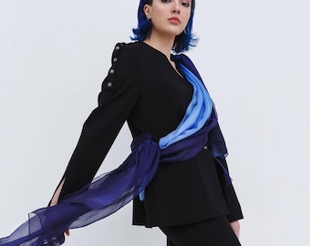 Schwarzer Baumwollblazer mit abnehmbaren blauen Chiffonakzenten, maßgeschneiderte italienische Anzugjacke für Frauen, individuelle Passform, moderner Damenblazer