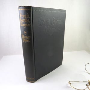 Może przedstawiać: Zestaw trzech ceramicznych kubk&oacute;w z nakrapianym, matowym wykończeniem. Kubki są w odcieniach kremu, jasnoszarym i ciemnoszarym. Każdy kubek ma prosty, minimalistyczny design i zaokrąglony uchwyt.