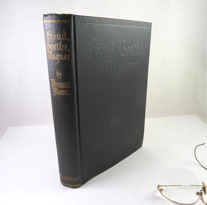 Może przedstawiać: Zestaw trzech ceramicznych kubk&oacute;w z nakrapianym, matowym wykończeniem. Kubki są w odcieniach kremu, jasnoszarym i ciemnoszarym. Każdy kubek ma prosty, minimalistyczny design i zaokrąglony uchwyt.