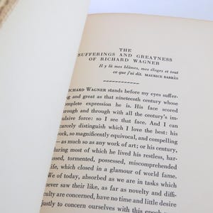 Może przedstawiać: Otwarta książka z tytułem "The Sufferings and Greatness of Richard Wagner" autorstwa Maurice'a Barr&egrave;sa. Strony są postarzałe, z czarnym tekstem. Grzbiet książki jest czarny.