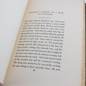 Może przedstawiać: Otwarta książka z tekstem na postarzanym papierze. Tytuł "GOETHE'S CAREER AS A MAN OF LETTERS" jest widoczny u g&oacute;ry. Tekst opisuje ostatnie chwile życia Goethego, z numerem strony 49 na dole.