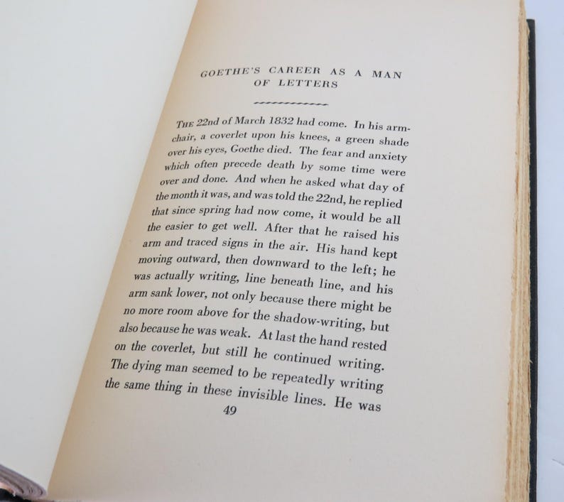 Może przedstawiać: Otwarta książka z tekstem na postarzanym papierze. Tytuł "GOETHE'S CAREER AS A MAN OF LETTERS" jest widoczny u g&oacute;ry. Tekst opisuje ostatnie chwile życia Goethego, z numerem strony 49 na dole.
