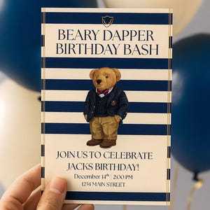 Pode incluir: Um convite de aniversário com o texto "BEARY DAPPER BIRTHDAY BASH" e um urso de desenho animado com um blazer. O convite inclui o texto "JOIN US TO CELEBRATE JACKS BIRTHDAY!" e detalhes do evento.