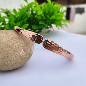 Handmade Hammered Copper Bangle Bracelet – Open Cuff Design – Minimalist & Rustic Jewelry – Solid Copper Bangle