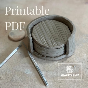 以下が含まれることがあります： 葉の模様が入った手作りの粘土コースターのセットで、お揃いのホルダーに入っています。「Printable PDF」の文字が画像に印刷されています。コースターとホルダーはニュートラルなグレー色です。