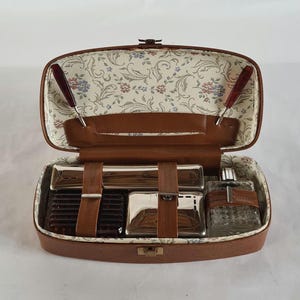 Valigetta da viaggio vintage da uomo | Borsa da toilette con pettine, spazzole, flacone e scatole | Set per la cura retrò (24x11x6 cm)